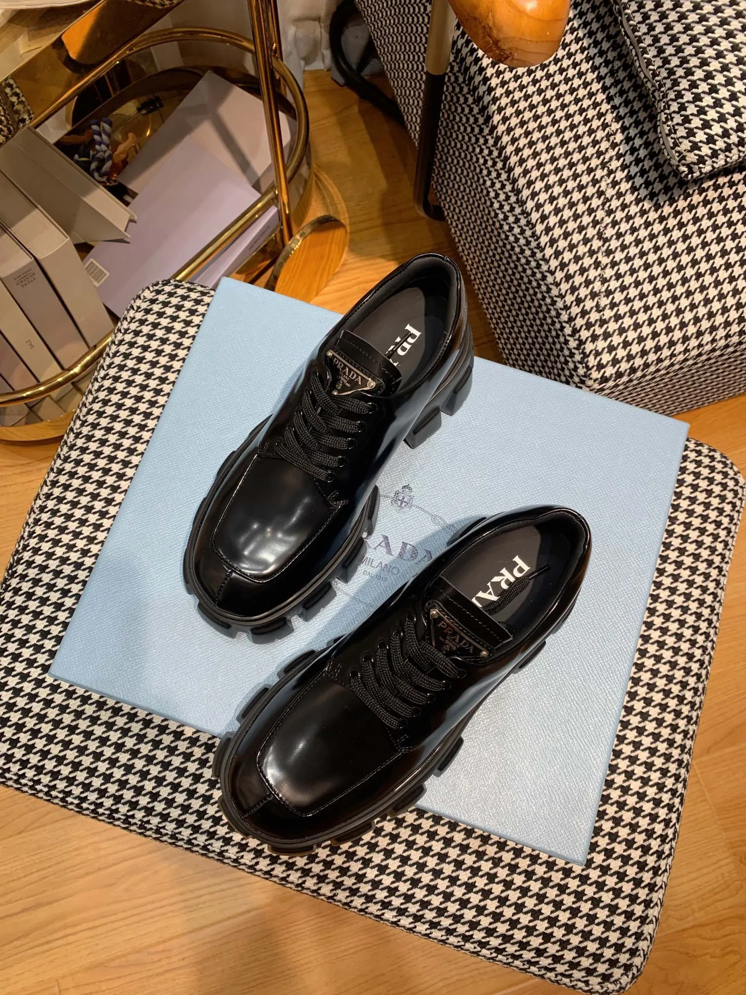 👟👟Ex-factory price 480👟👟 Women's shoes women's clothing ss23 Prada Prada ✨ 💥The T-stage catwalk model "Dream Never Sleeps" can be used on important occasions. It has an aristocratic feel and is perfect on the feet💃💃The entire series is full of exciting and unexpected combinations of elements, with a strong artistic flavor, allowing you to appreciate the ever-changing style of Prada girls. 1⃣ Upper: cowhide with open edge beads/patent leather 2⃣ Lining: imported sheepskin 3⃣ Outsole: lightweight foam outsole Size 35M-40M